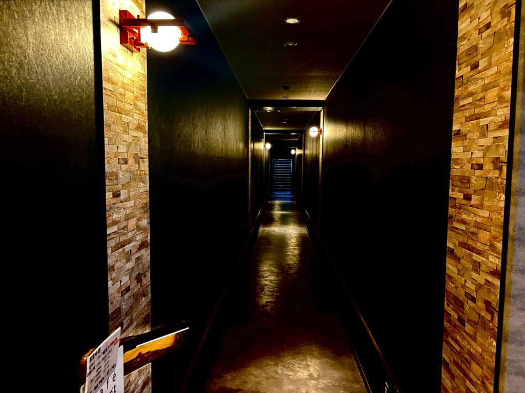 cafe Haven't we Met opusへの連絡通路